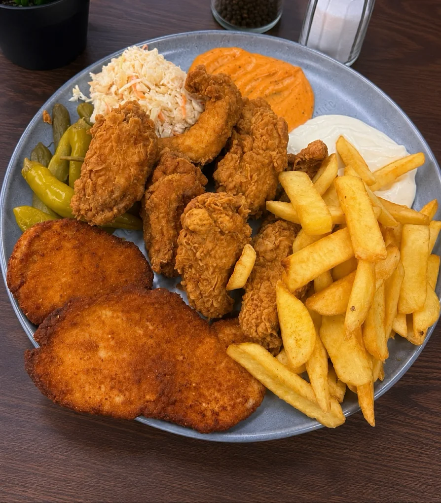 Crunchy Mix Teller mit Hähnchen, Pommes, Salat und Saucen